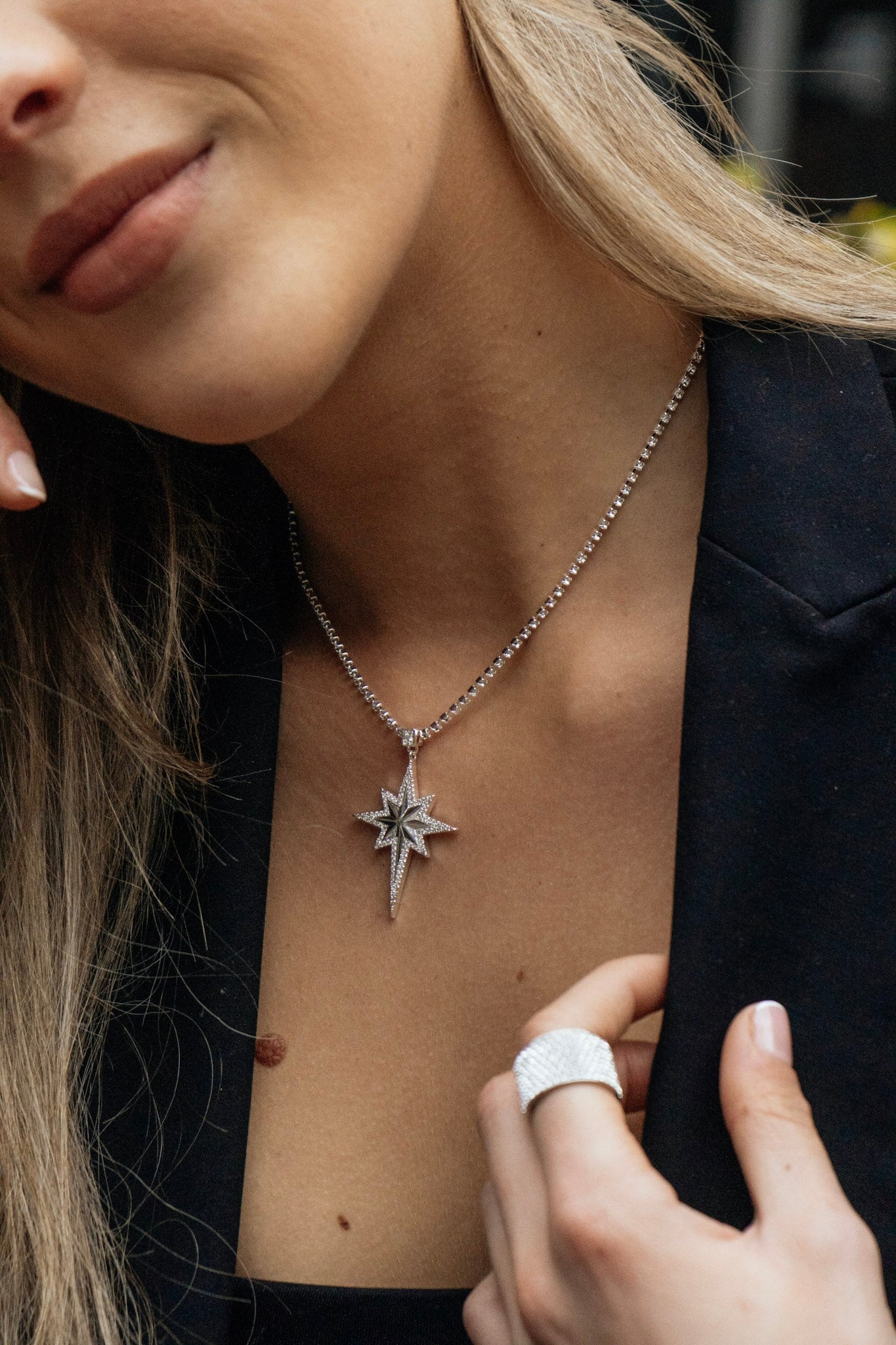 Collar VEGA estrella plata 925 puesto en mano mostrando tamaño real - GALATEA